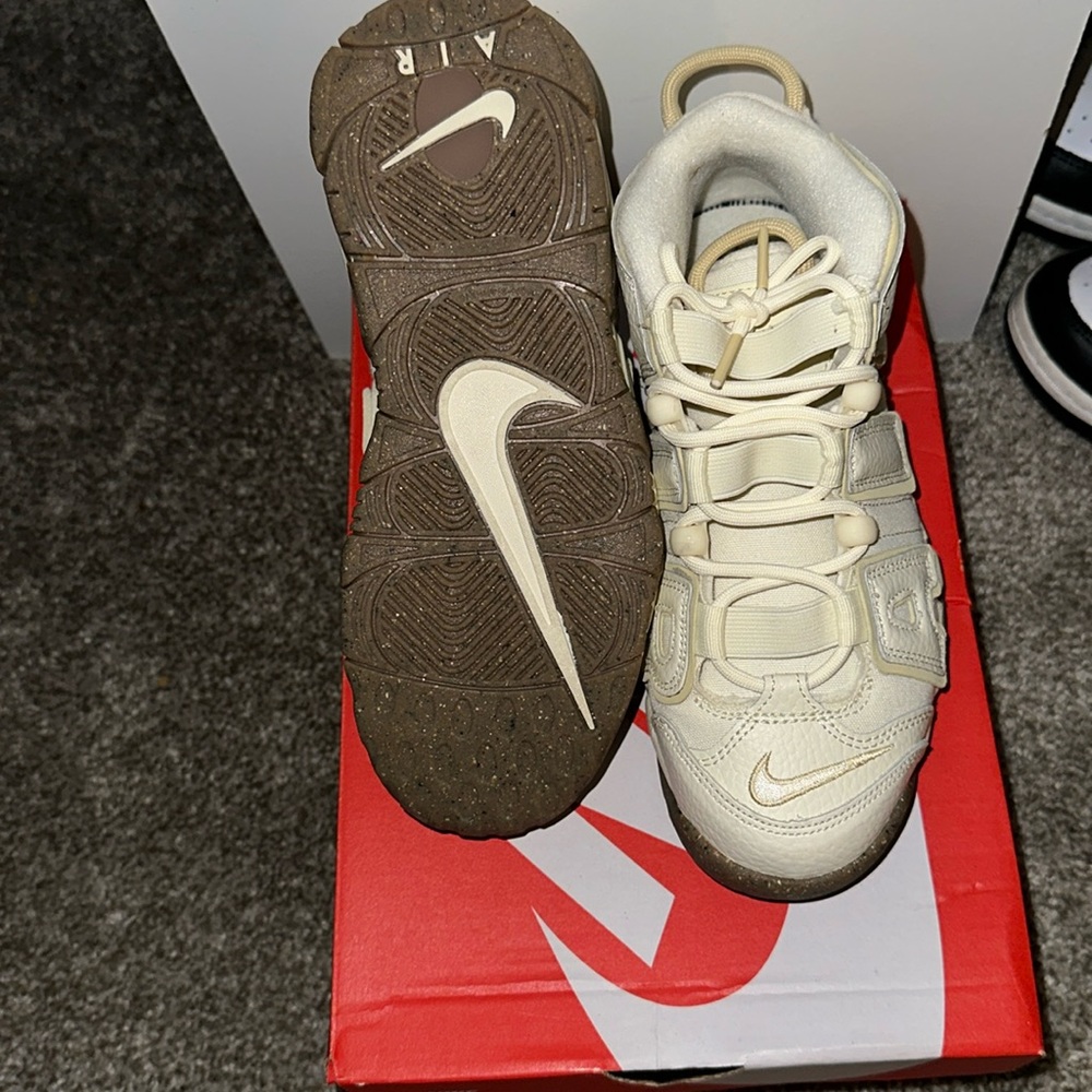 brand new uptempo never worn 3.5 y